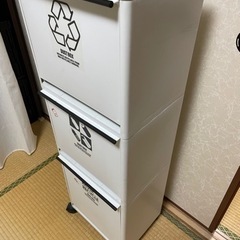 棚として使ってました　ゴミ箱　物置収納　オムツ入れの画像