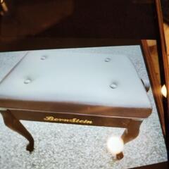 ピアノ演奏用イスの画像