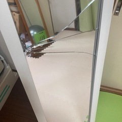 割れた姿見の画像