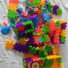 　知的玩具、ブロック、沢山あります。