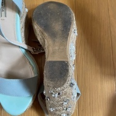 ビーズとか付いてるヒールの画像
