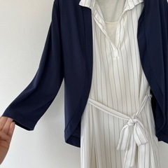 ワンピース　白ストライプ　紺色のカーディガンセットの画像