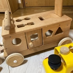 木製　押し車と車のおもちゃの画像