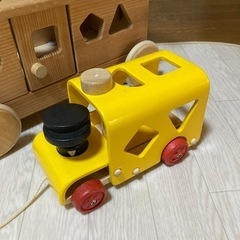 木製　押し車と車のおもちゃの画像