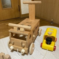 木製　押し車と車のおもちゃの画像