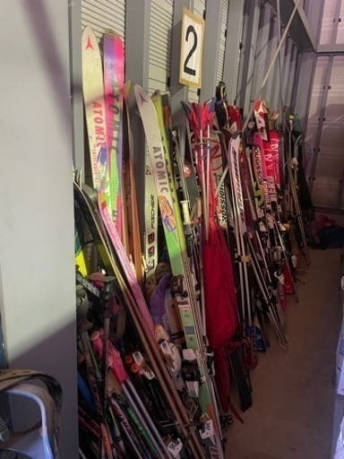 大量のスキー板、スノボー板