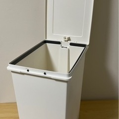 ゴミ箱　ペダルペールの画像