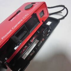 ★貴重ビンテージ レトロ赤★Nationalポケットカメラ C-T ★40年以上前★単三電池2個で確認、★★保管状態良く、赤色も綺麗な状態です、✿動作確認（単源ＯＮランプ点灯画像２、シャッタ切れます、巻き上げ音有り、フラシュ点灯確認）フイルムは有りません、年代物です、NC.NRでお願い致します。⭕お手数おかけします、プロフィール必読ですの画像
