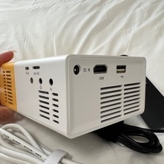 ホームプロジェクター　リモコン付きの画像