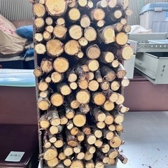 桜の薪　りんご箱にいっぱいに詰めて1,000円の画像