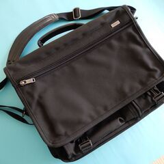 【美品】TUMI ショルダー Travel Flap Zip Crossbodyの画像