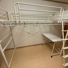 ロフトベッド　ホワイト　黒の椅子付　お値下げしました！9000→...