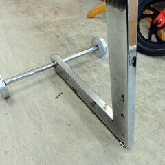 ボーコンセプト風 ガラス サイドテーブル 幅51×高さ59cm キャスター付き シルバー デザイン家具 札幌市 中央区 南12条の画像