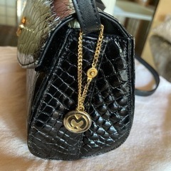 ミラ・ショーン　ショルダーバッグ　クロコ型押しレザー　チャーム付きの画像