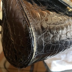 ミラ・ショーン　ショルダーバッグ　クロコ型押しレザー　チャーム付きの画像