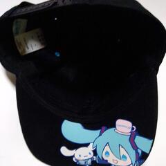 『初音ミク×シナモロール』コラボのキャップの画像
