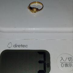 18kブレスレットをしてる手の指輪の画像