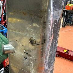 トラック　燃料タンク　ステンレス　127×50×39㎝　車種不明