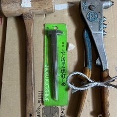 ペンチ、プライヤー、リベット打ち、釘締め、木槌の画像
