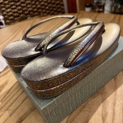 草履　ゴールドの画像