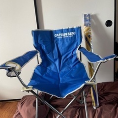 キャプテンスタッグのパラソルデューイパラソルとアウトドアチェアです。の画像