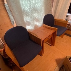 イス2脚　サイドテーブル付きの画像
