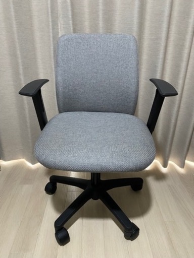 美品 オカムラ デスクチェア 可動肘置き付