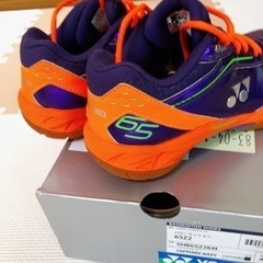 バドミントンヨネックスシューズの画像