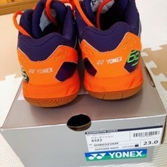 バドミントンヨネックスシューズの画像
