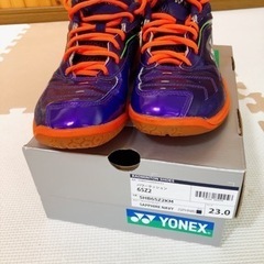 バドミントンヨネックスシューズの画像