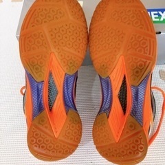 バドミントンヨネックスシューズの画像