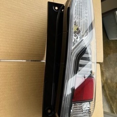 日産セレナ（C27）AUTECH 右リアテールレンズの画像