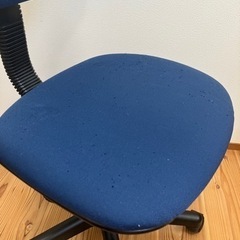 青いチェア貰ってくださいの画像