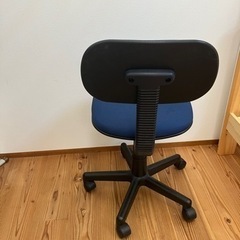 青いチェア貰ってくださいの画像