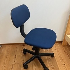 青いチェア貰ってくださいの画像