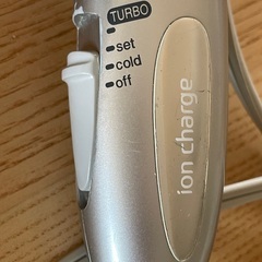 中古ドライヤーと新品タオル　中古バルーン型の洗濯ネットの画像