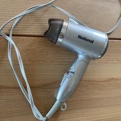 中古ドライヤーと新品タオル　中古バルーン型の洗濯ネットの画像