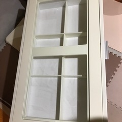 引き出し付きの白テーブルの画像