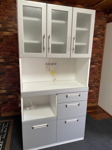 食器棚　シルバー