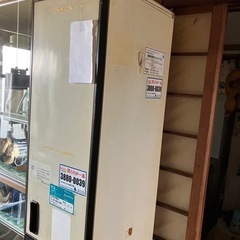 (お引き渡し予定者様決定)洋服タンス、食器タンス、本棚、3段ボックス、スチール米ビツ差し上げます。の画像
