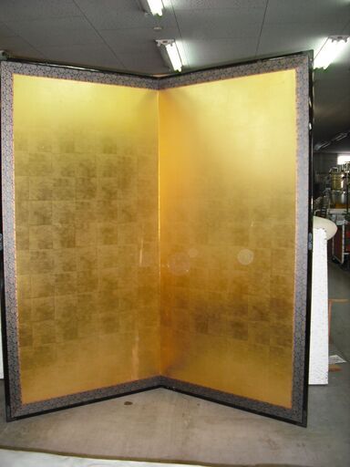 家具廃業・未使用展示品　金屏風　２枚折、慶弔祝事　約ｗ９０×２ｈ１８０ｃｍ　渕柄入り　専用箱入り。チャンス！金製品は値上がりしています。家具廃業・未使用展示品　金屏風　２枚折　約ｗ９０×２ｈ１８０ｃｍ　渕柄入り　専用箱入り。チャンス！金製品は値上がりしています。 　他に、２枚折　７０ｈ枕金屏風、６枚折金無地屛風　２１０ｈ、もあります。