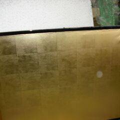 家具廃業・未使用展示品　金屏風　２枚折　約ｗ　×２ｈ７０ｃｍ　お茶会・枕屏風無地　専用箱入り。チャンス！金製品は値上がりしています。１台限り。 　他に、２枚折金屛風　約ｗ１８０ｈ１８０ｃｍ１台、６枚折　金屛風　２１０ｈ金無地１台と祝典用金無地１双・２台（未展示品）もあります。 必要日と台数をお知らせください。の画像