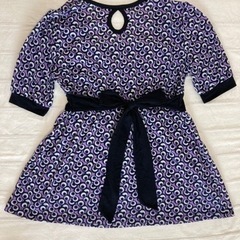 バックスタイルが可愛い、リボン付トップスの画像