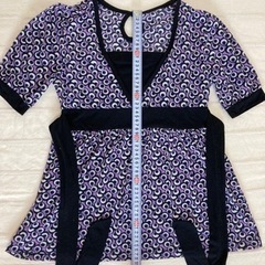 バックスタイルが可愛い、リボン付トップスの画像