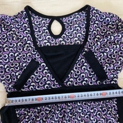 バックスタイルが可愛い、リボン付トップスの画像