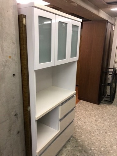 シンプルホワイト食器棚