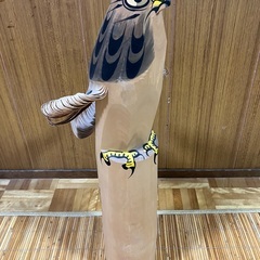 一刀彫り　鷹の置物