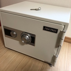 耐火金庫 ダイヤル+ディンプルキー式 A4収納 30分耐火 ホワイト色 29kgタイプの画像