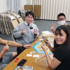 新しい友達と一緒にボードゲームをやっています！アメリカからボード...