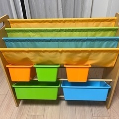 子供の本棚とおもちゃを片付ける棚